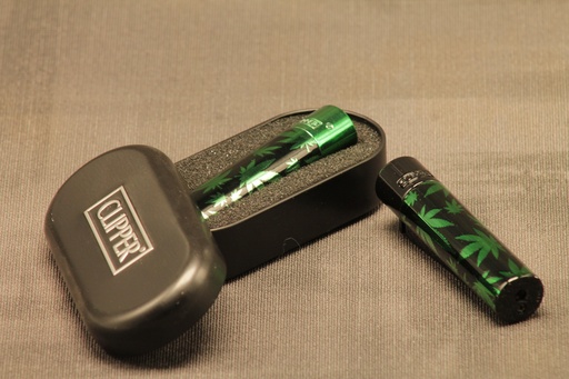 [P0001230] Metall Clipper Green Leaves